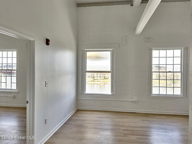 Building Photo - 155 River St