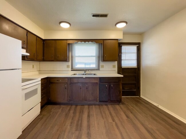 Building Photo - Your Next Home in the Heart of Yorktown Sc...
