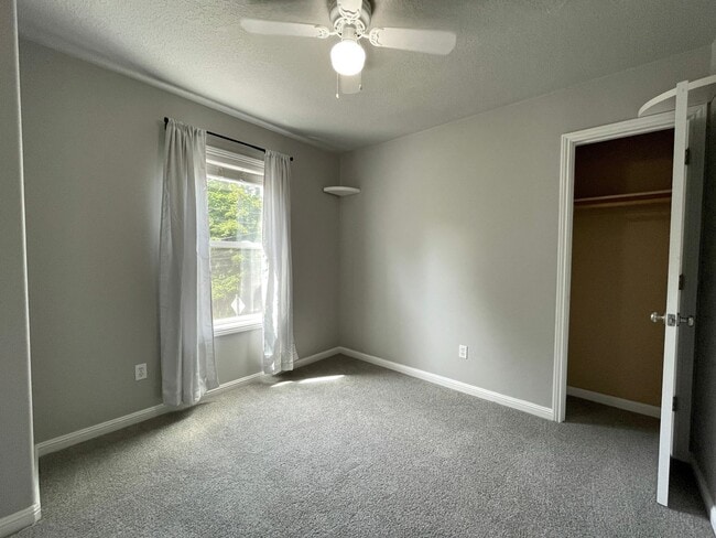 Building Photo - 9322 N Macrum Ave