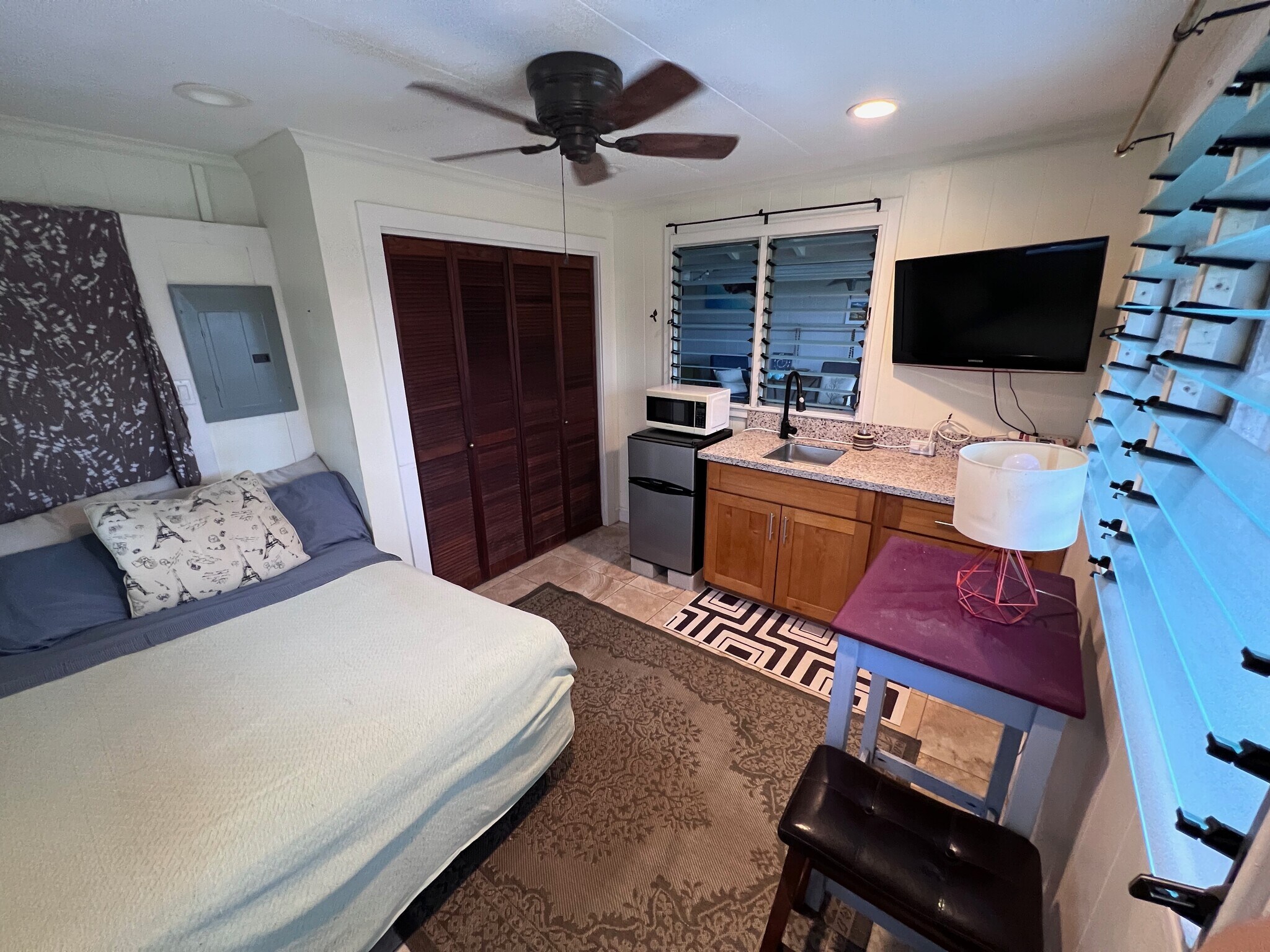 Building Photo - 324B Kalama St