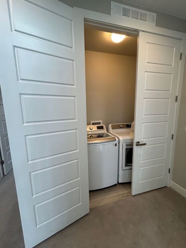 Building Photo - Beautiful 2 Bed + Office + 2.5 Bath home i...