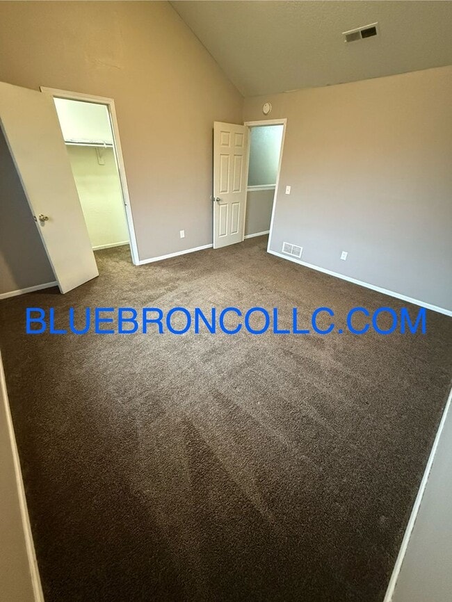 Building Photo - Spacious unit with granite counter tops and stainless steel appliances