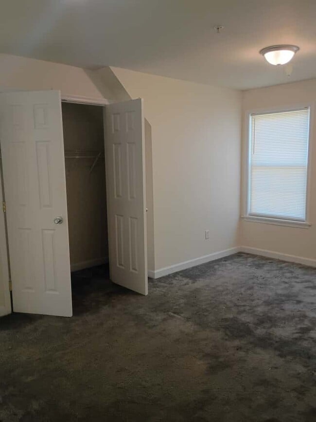 Building Photo - 2510 Kent Village Dr