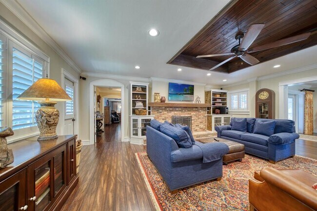 Building Photo - 1666 Robin Hood Ln