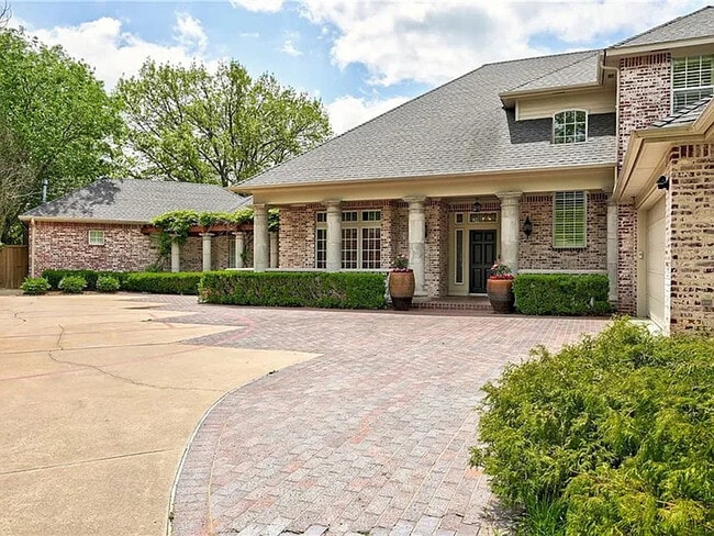 Building Photo - 1307 Brookside Dr