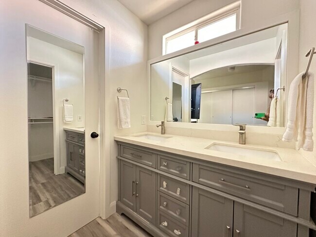 Building Photo - 54445 Avenida Alvarado