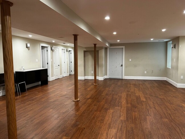 Building Photo - Massive Brighton 8 Bed / 9 Bath House in the 1700 block of Comm Ave!!!! Students Welcome. Avail 9...