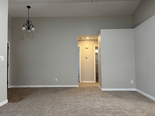 Building Photo - 3 BR home near Central High East campus, good access to HWY 99
