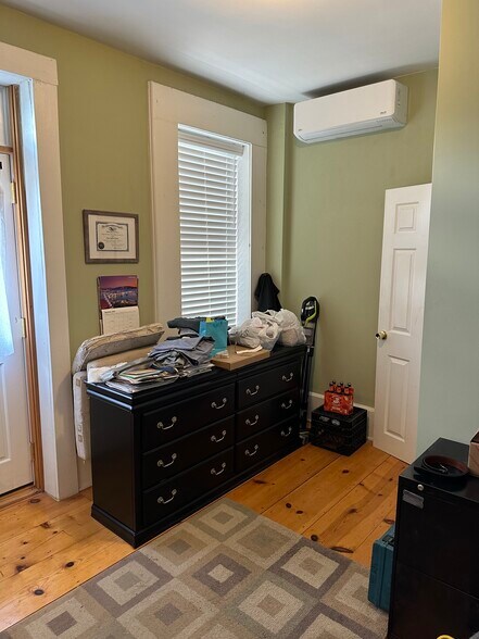 Building Photo - 61 Putnam St