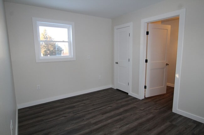 Building Photo - Beautifully remodeled and completed 1 bedroom apartment.