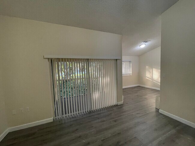 Building Photo - 3203 Glenmoor Dr