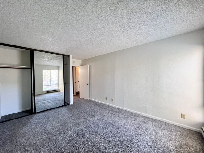 Building Photo - Large sunny 1 bedroom with lush courtyard ...