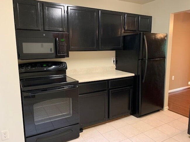 Building Photo - Spacious 3 BR, 2.5 BA townhouse with finis...