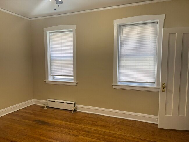 Building Photo - 4421 W Wrightwood Ave
