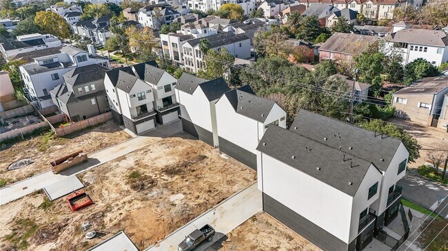 Building Photo - 1517 D Vermont St