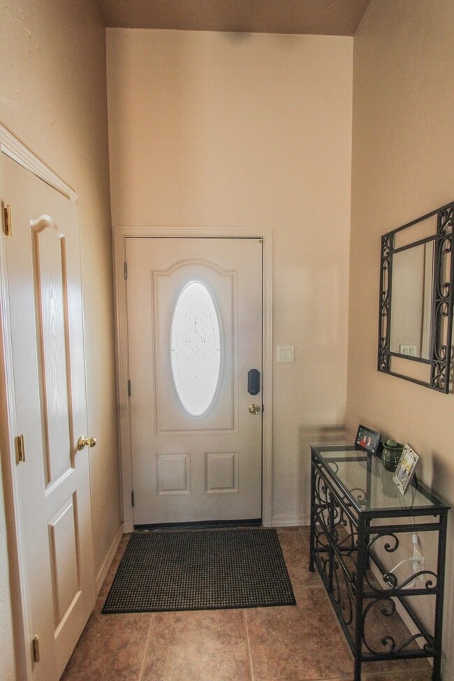 Building Photo - Plenty of space with this 4 Bedroom, 2 Bat...