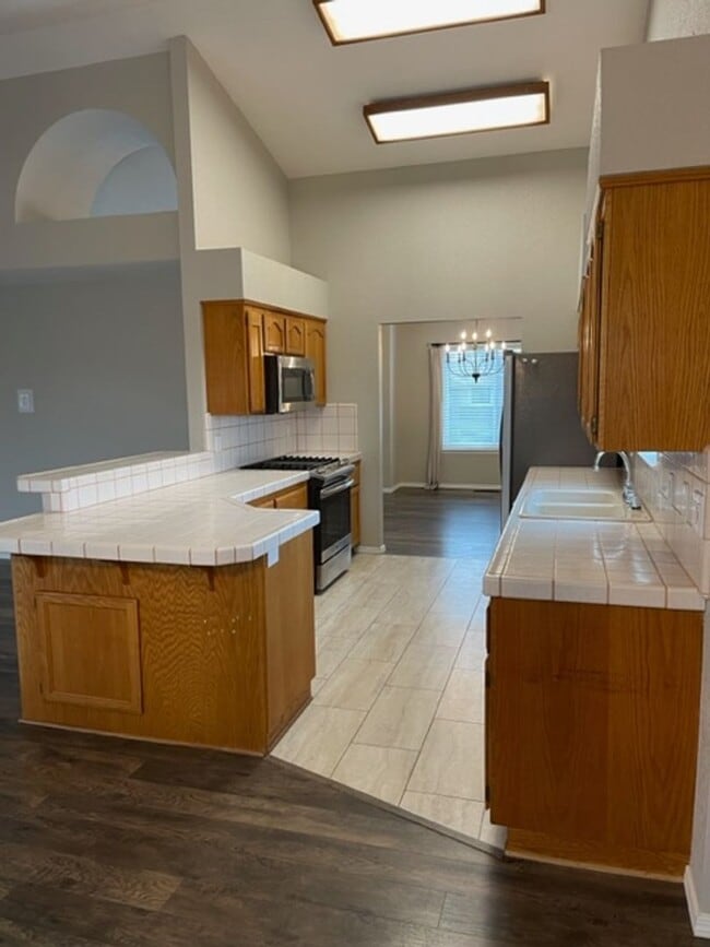 Building Photo - 3 Bedroom Located in Country Heights Subdi...