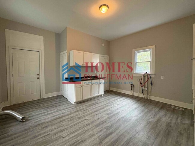 Building Photo - Two Bedroom House | Move in Ready | Move I...