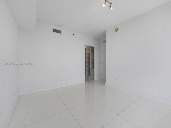 Building Photo - 495 Brickell Ave