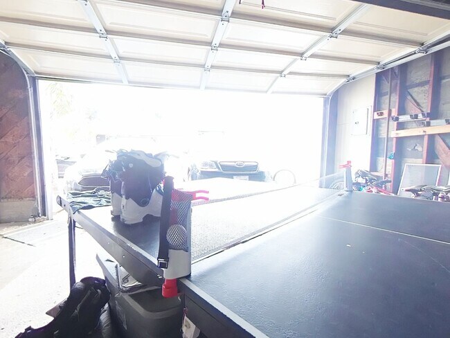 Building Photo - 5 bed 3 bath w/ large rooms and backyard