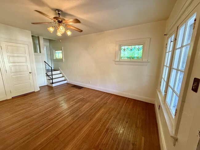 Primary Photo - 44 E Parkwood Dr