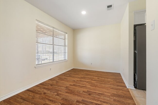 Building Photo - 9134 Lakeside Dr