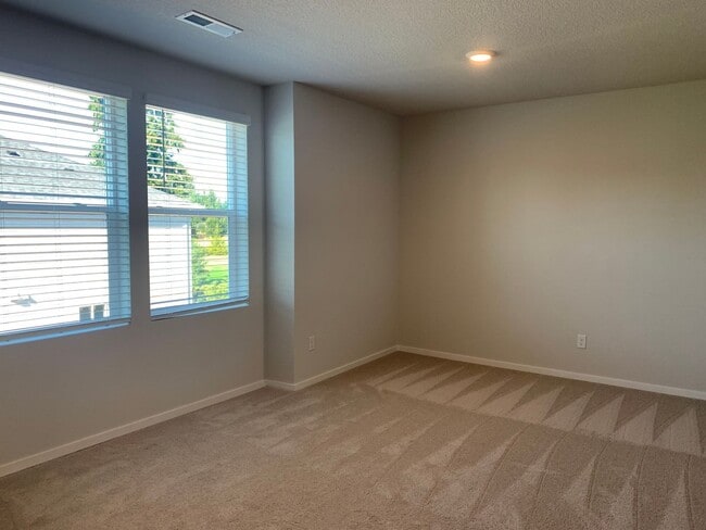 Building Photo - 4 BED/2.5 BATH PLUS A HUGE BONUS ROOM! HIGH END FINISHES! LARGE FENCED BACKYARD !