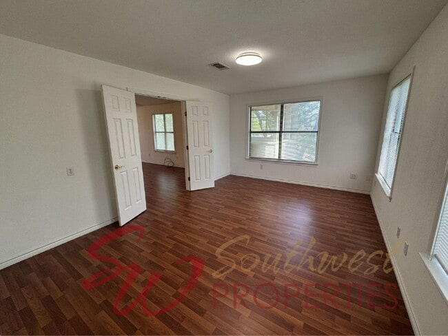 Building Photo - Outstanding 3 bedroom with extra bonus room and screened in porch!