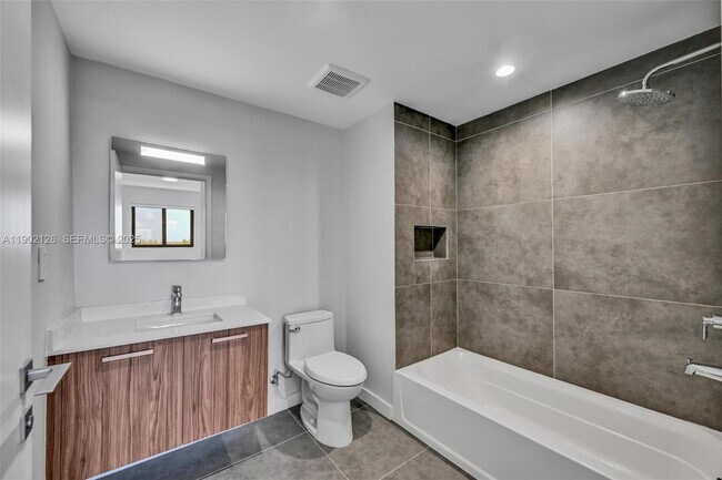 Building Photo - 840 NE 130th St