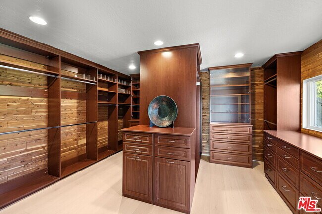 Building Photo - 31 St Tropez