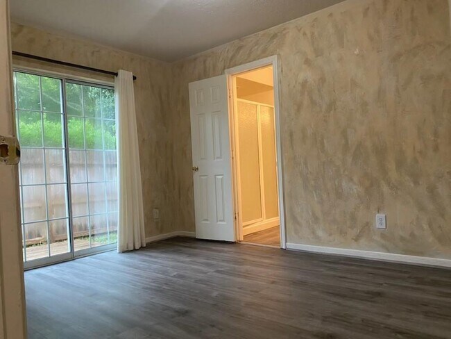 Building Photo - 1206 Charlton Park Dr