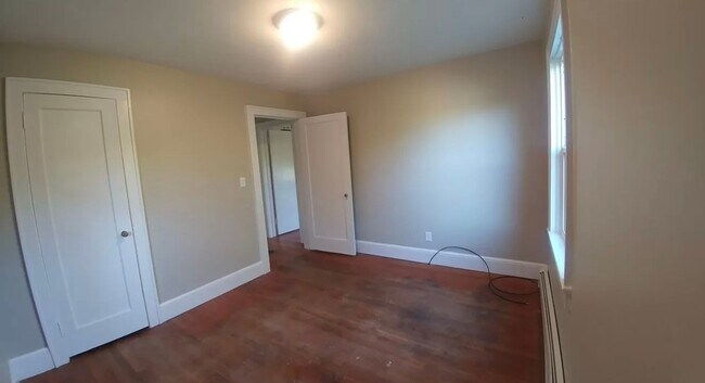 Building Photo - 3 bedroom 2 bath prime location!