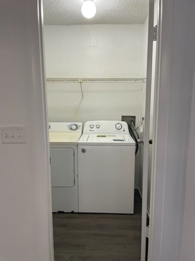 Building Photo - Landing - 633-107