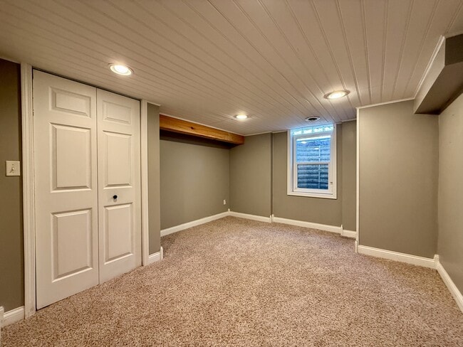 Building Photo - 718 Indianola Ave