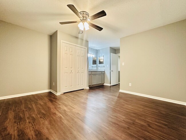 Building Photo - Newly Renovated 2 Bed, 2.5 Bath Chapel Hil...