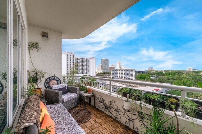 Building Photo - Thornton Park Elegance with Skyline & Lake...