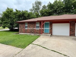 Building Photo - Beautiful 2 Bedroom Duplex - Fresh & Clean!