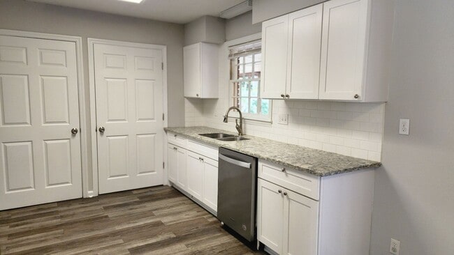 Building Photo - Turn the Key to Comfort & Convenience. MOV...