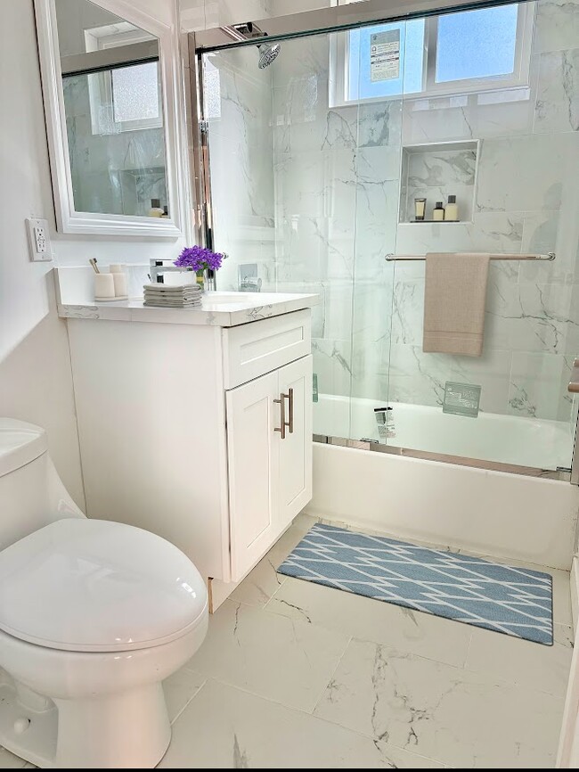 Building Photo - 934 S St Andrews Pl