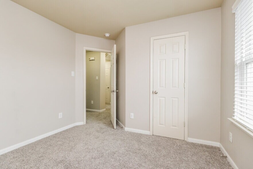Building Photo - 13007 Echo Landing Dr