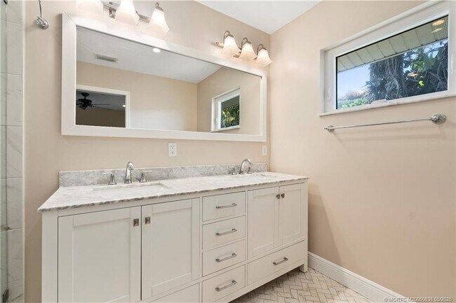 Building Photo - 4590 SE Glen Ridge Trail