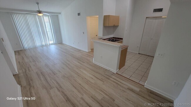 Building Photo - 1220 Villa Cir