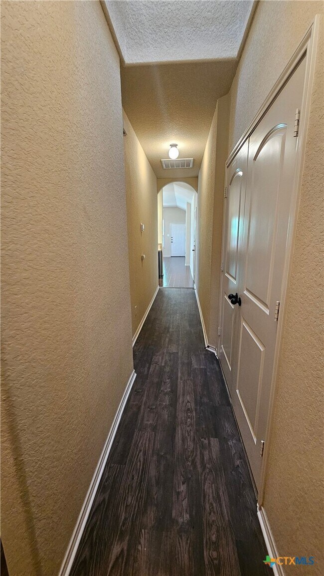 Building Photo - 538 Creekside Cir