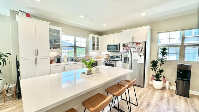 Building Photo - Beautiful "Model" Show Townhome in the Gat...