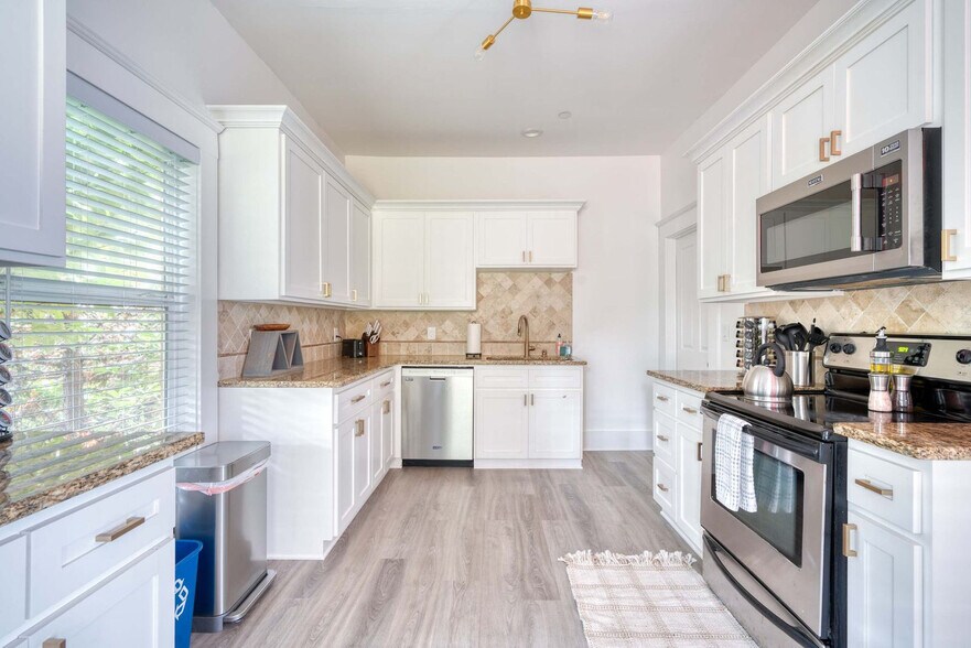 Building Photo - 315-317-317 NE Beech St