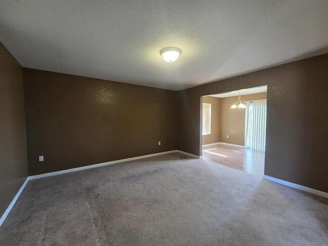 Building Photo - Beautiful Town House