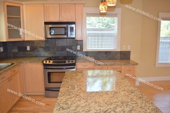Building Photo - Beautiful and Spacious 3 Bedrooms, 2.5 Bathrooms in Raleigh Hills!
