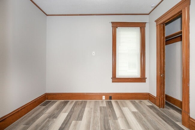 Building Photo - 3 Bedroom/1 bath Single House!!