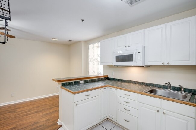 Building Photo - 1 Bedroom Apartment Downtown