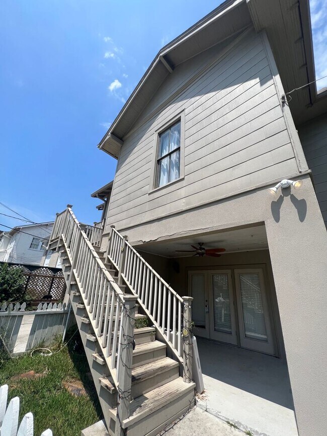 Building Photo - AVAILABLE JUNE 2026 3BR / 2BA in University Area, hardwood floors & natural light